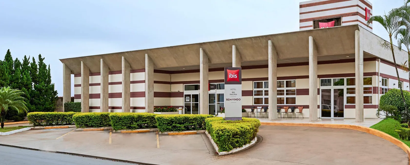 Fachada do Hotel Ibis Paulínia, local dos cultos